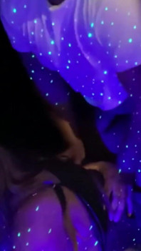 Essa bunda grande é um show de luz