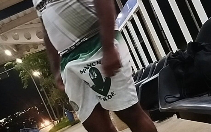 TheBlacKHunterr: Podekscytowany podczas oczekiwania na autobusy