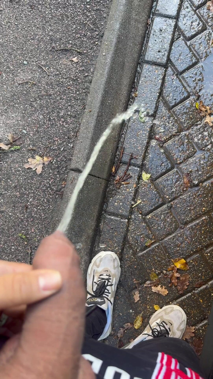 Kadu: Vieni a giocare nella mia fontana d'oro del piscio