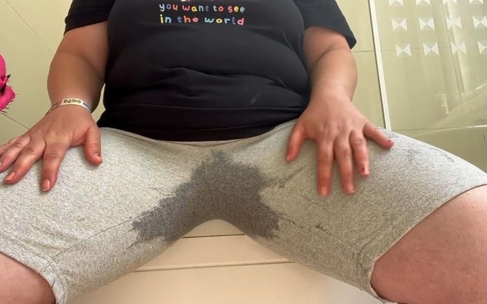 Queenyroxy: Dirty!!! BBW Wets Her Pants and Diapers! Compilation