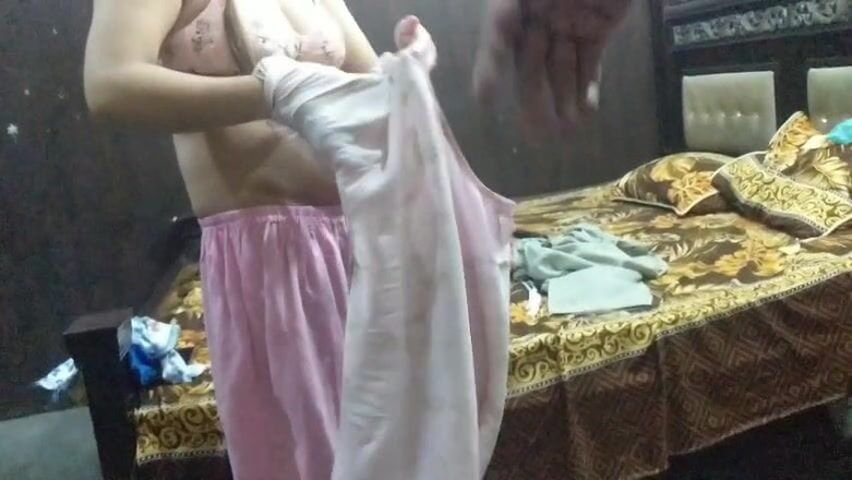 desi boy 418: Dej mu květiny a získej sex na jejím domě