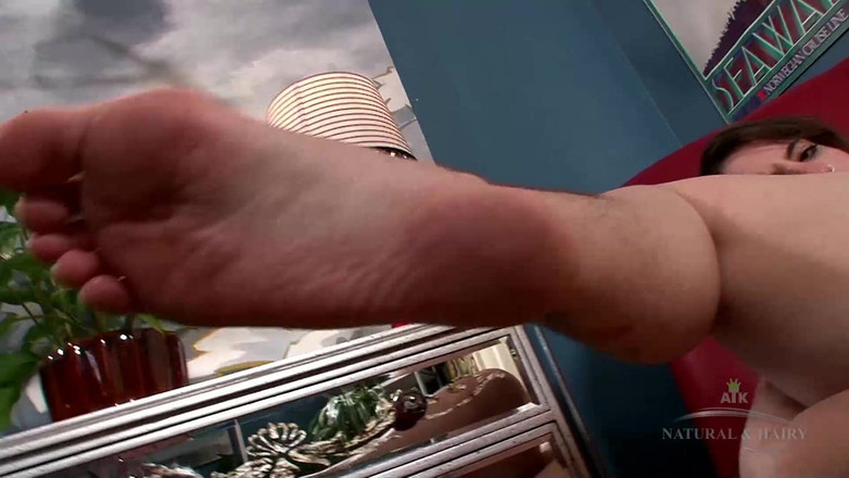 ATK Hairy: Beryl舔她的腋窝并用玩具操她的阴户