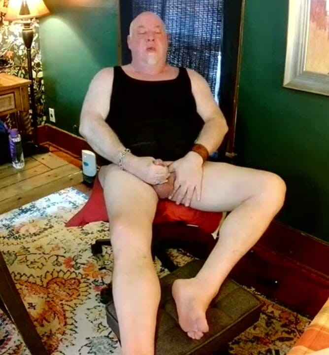 beardaddychub: Bearstepdaddychub se masturbează și vorbește de pe un fan sexy!