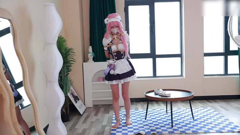 Asian bondage: Petite amie cosplay pieds nus, elle porte des menottes, et...