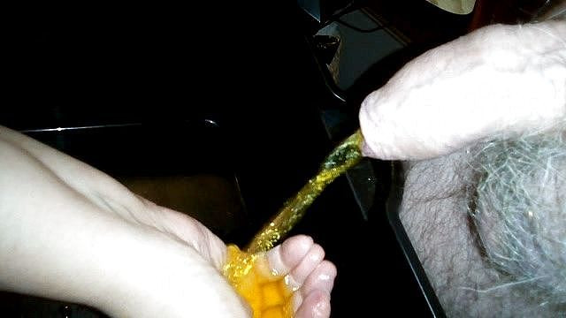 Sex hub couple: Джен миє руку в сечу Джона