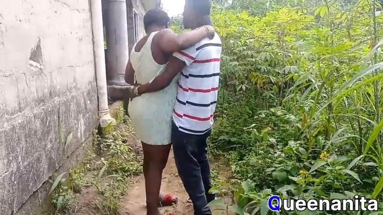 Queenanita900: Хардкорно трахається з незнайомцем в кущі і відвів його в незавершену будівлю