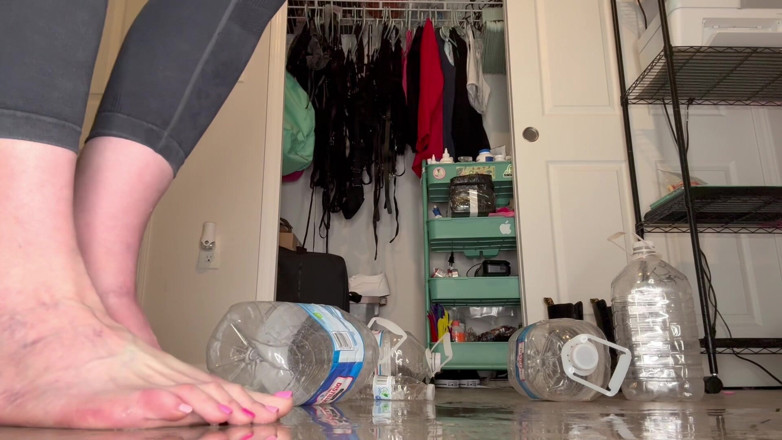 Peppermint Giantess: Water Bottle Crushing with Size 16 Big Feet