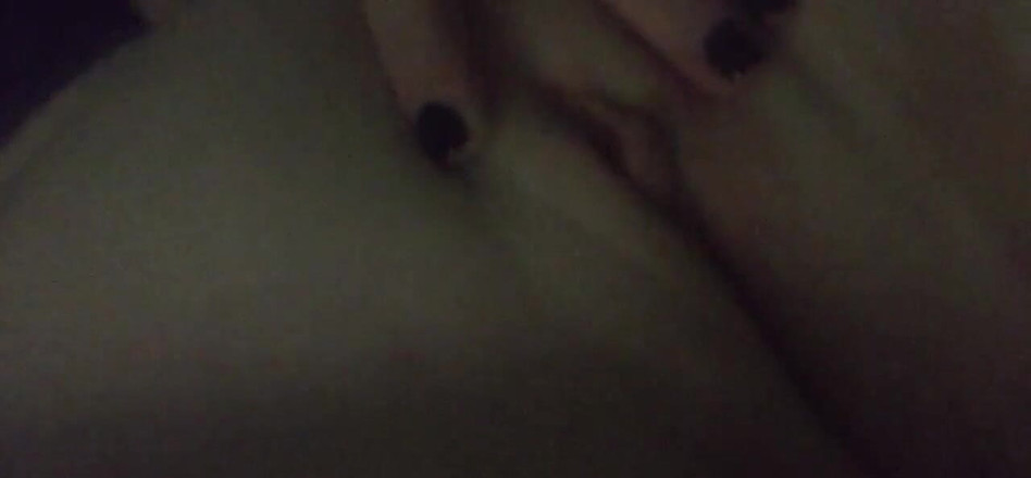 Hunnybrat: Mă joc cu pizda mea drăguță rasă