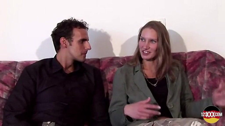 123XXX - 100% Amateurs: Cette salope brune excitée adore sauter sur une bite