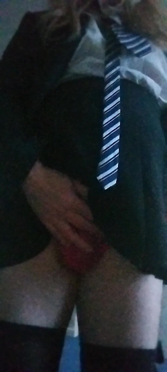 Cindy Belfast: Cindy l’étudiante jouit en uniforme