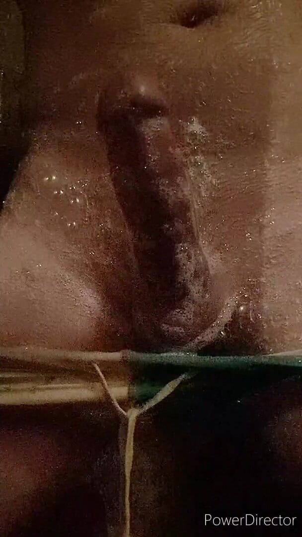 Madaussiehere: Duş zamanı ıslak yeşil ve sarı speedo