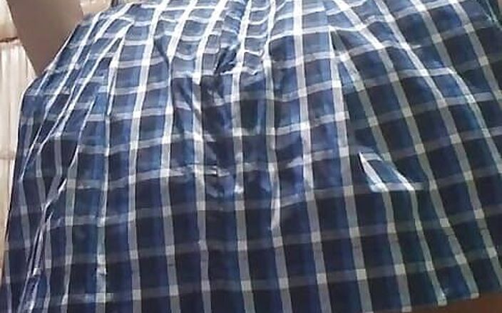 Martin13: Si rambut coklat Latin melakukan lucah buatan sendiri dengan skirt...