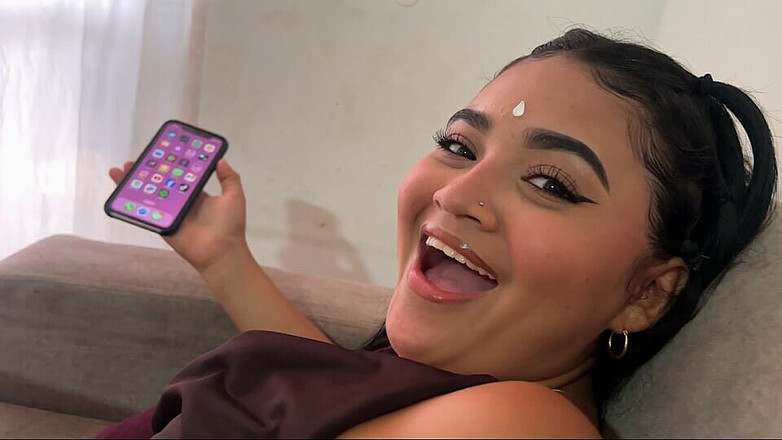 Yohamedi: Non posso non masturbarmi mentre guardo la mia sorellastra