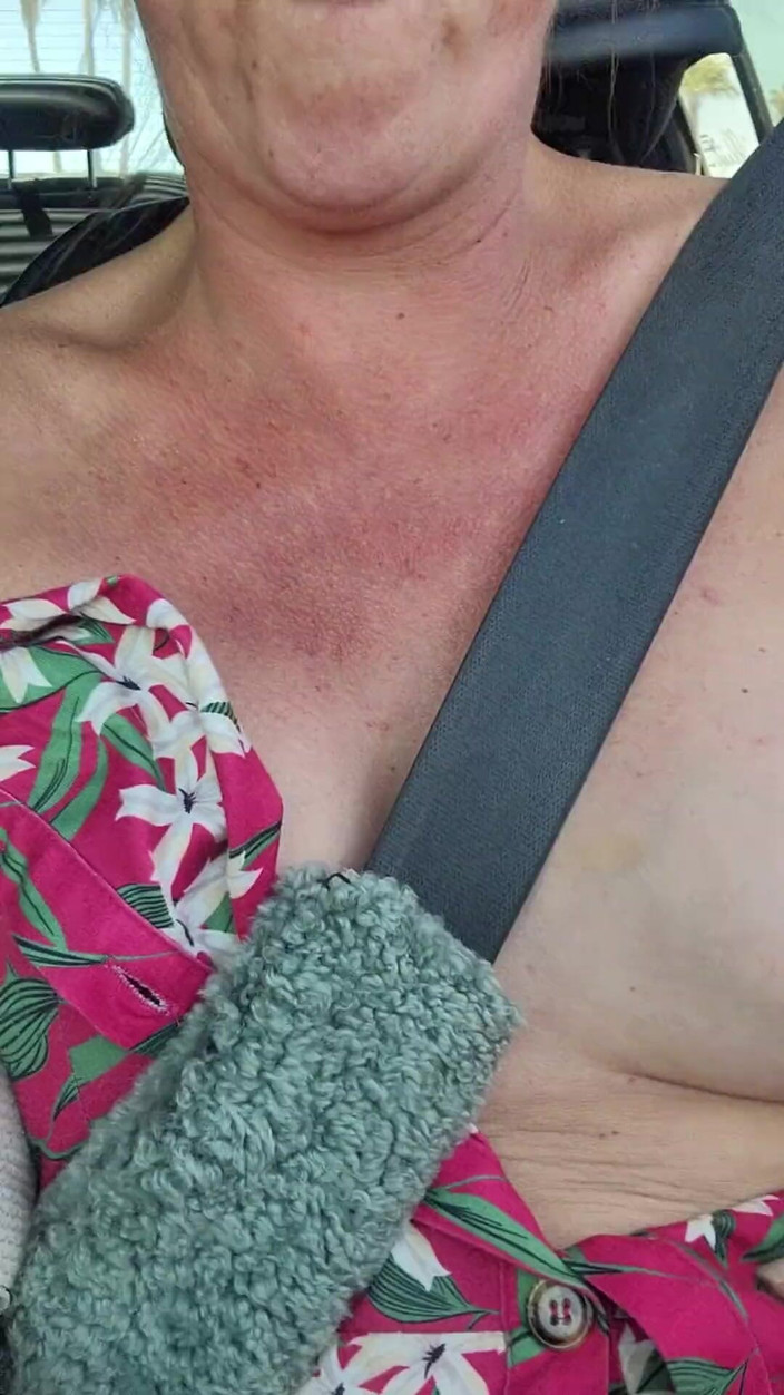 EliteLadyS: Máy bay bà già ngực trần quái đản đi xe hơi