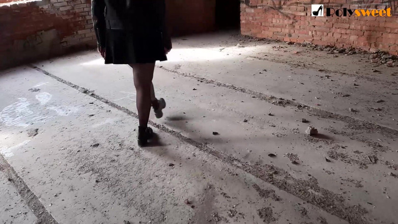 Polly Sweet: 在一座废弃的建筑里操一个男人的菊花