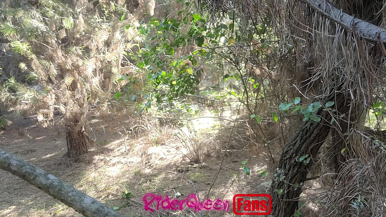 Only Riderqueen BBW Step Mom Latina Alone: Riderqueen独自一人，在户外，为我的粉丝准备的视频。