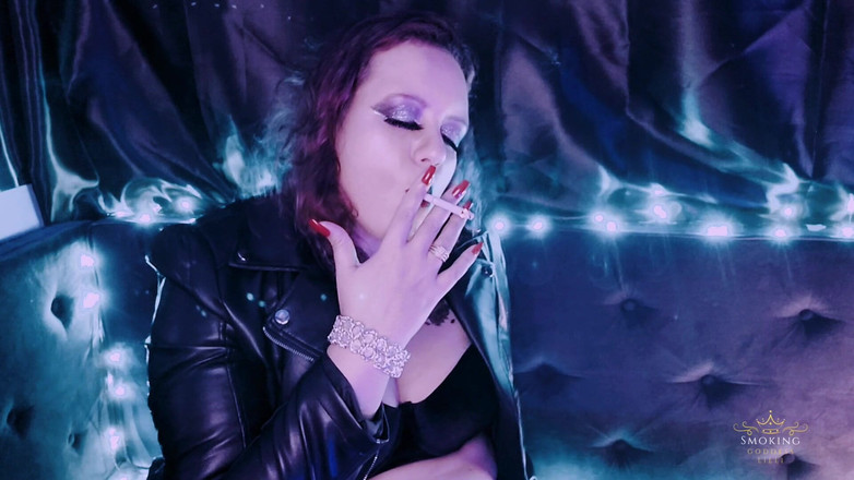 Lilli Cukierek Cox: Rokend met een leren jasje