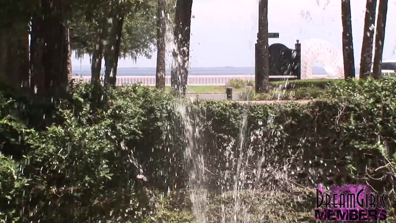 Dream Girls: Cewek semok latina ini pertama kali di luar ruangan!