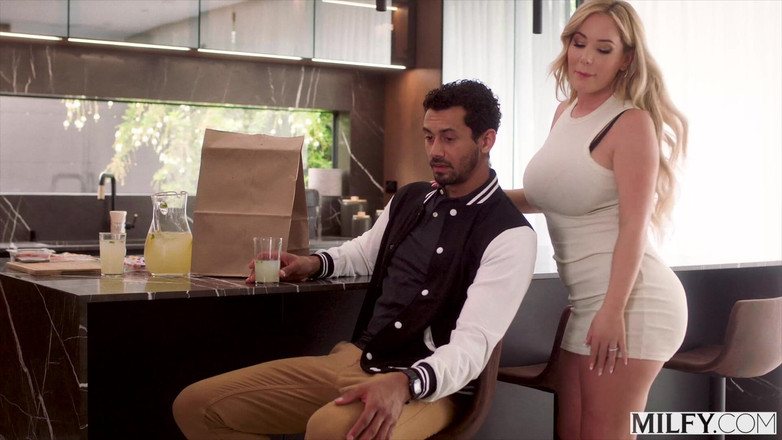 Milfy: Milfy mẹ kế đói hậu môn savannah quyến rũ bạn của...