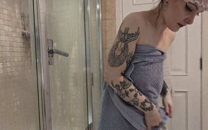 Bigtiddygoth: La douche de ta déesse - aucun toucher n’est permis
