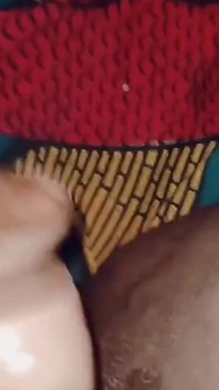 Sie ist ein Komplettpaket, sie hat eine dicke titten, dicken hintern, nasse muschi und sie kann auf einem schwanz twerken