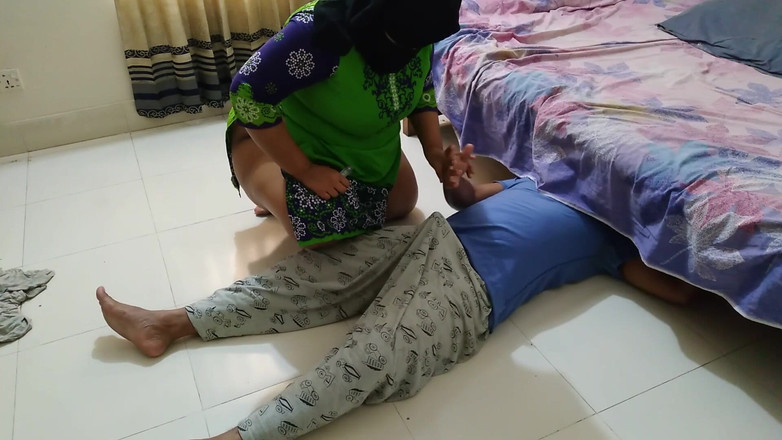 Aria Mia: Un extraño se queda atrapado debajo de la cama por...