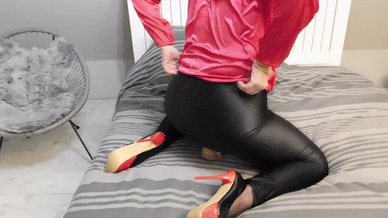 Nylon Ann: Satynowa bluzka i błyszczące legginsy