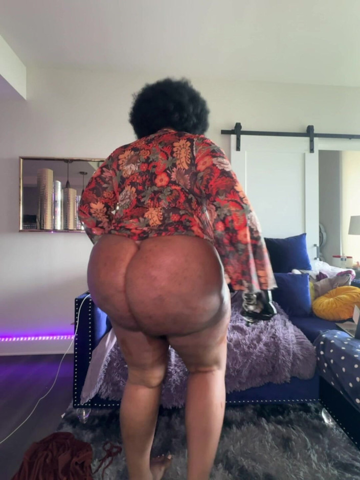 patravontesse: Foxxxy Cleopatra streelt haar bbd groot