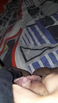 Obudziłem się i zacząłem grać z moją gorącą, soczystą, owłosioną cipką. Pozwól mi spust w Twoich ustach.