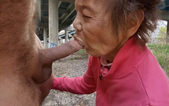 Cock Sucking Granny: Бабуся смокче член по дорозі