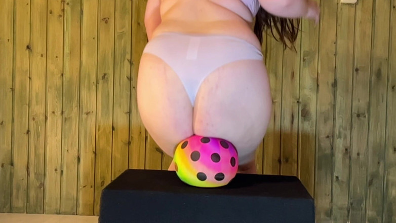 BeachBallsDuo: 105 Kgs Lucys Soft Rubber Ball Sit to Pop in...