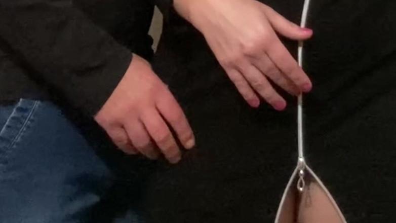 Niki studio: なんてこった!地下鉄で着飾りの下で挿入された!フィンガーズ・ストレンジャー・アンダードレス