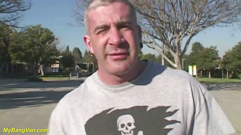 My Bang Van: Una milf pazza rimorchiata per fare sesso bang van
