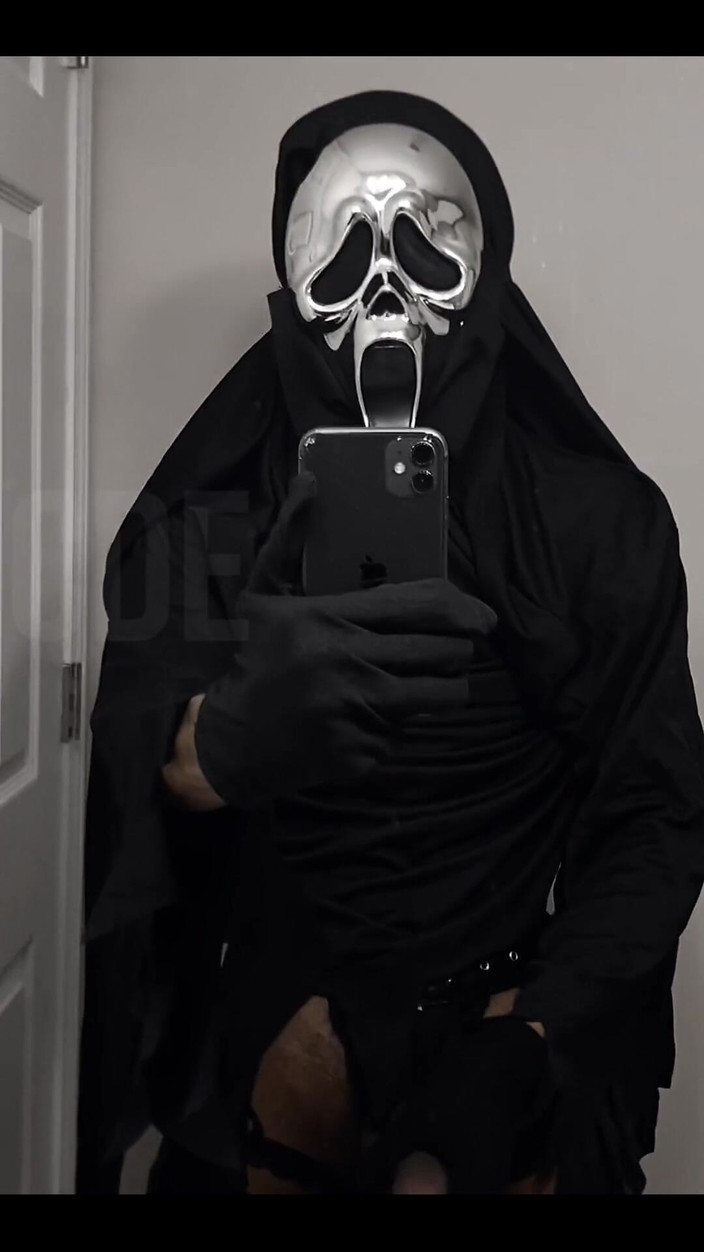 Boy Wonder: Cewek sange ini lagi asik ngocok kontol raksasa pria kulit...