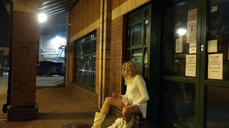 The Midnight Minx: 버스 정류장에서 깜박임