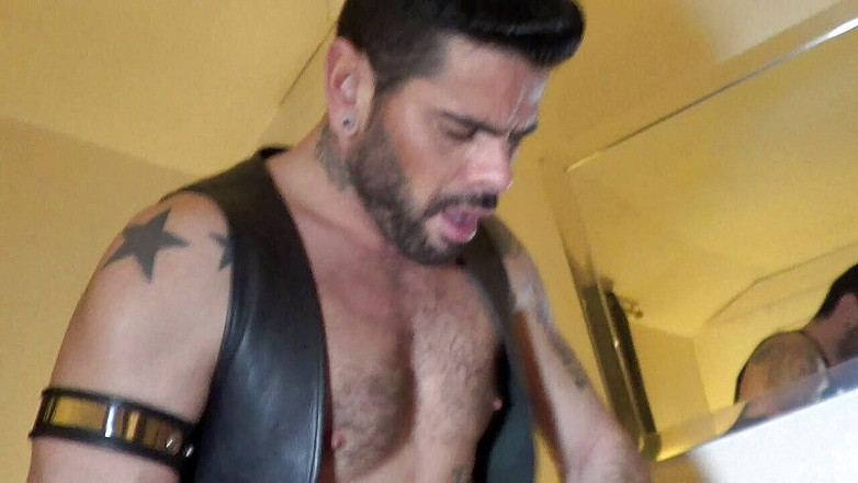 HARD PORN STUDIO: Fisting pantat baeback di sling oleh 2 sboy top