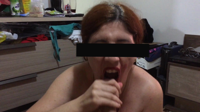 masked woman: La Mujer Pelirroja Chupa Y Masturba La Polla Hasta Que...