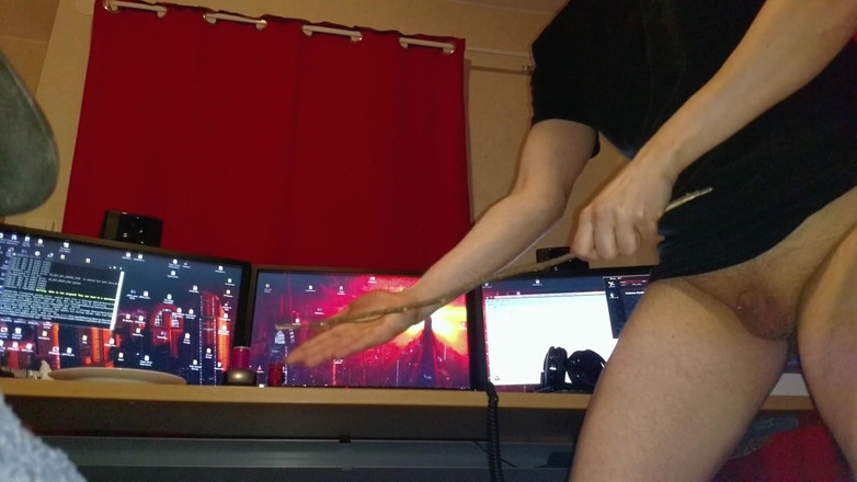 Oznob Oznofla: Amateurboy biczuje tyłek wieszakiem na ubrania