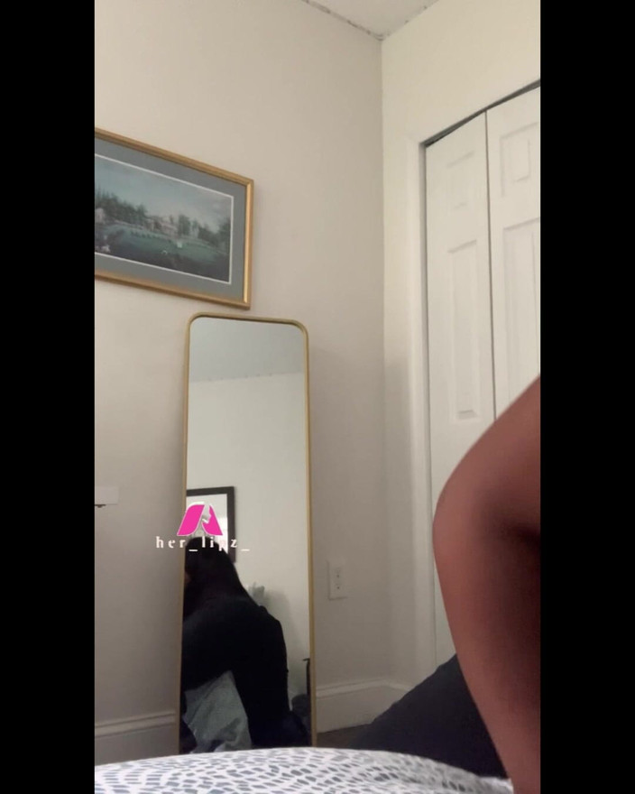 Anye Meshell: 在床边上啪，我的屁股露出来！