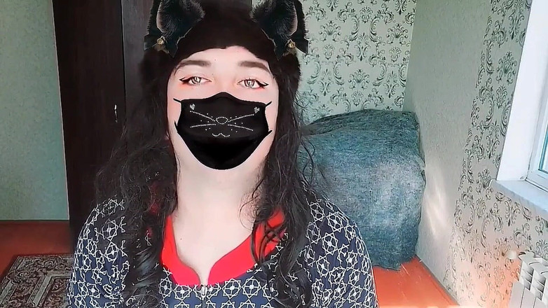 Kitty_Cross: 穿着短裙纹身的顽皮变性人女孩展示大腿纹身