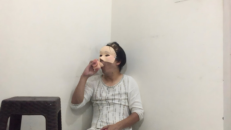 Sissy Sheenu: Femboy Sissy Deepthroats dildo, hraje si s jejich bradavkami a...