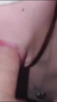 Blowjob sensual yang cantik daripada jiran di tandas