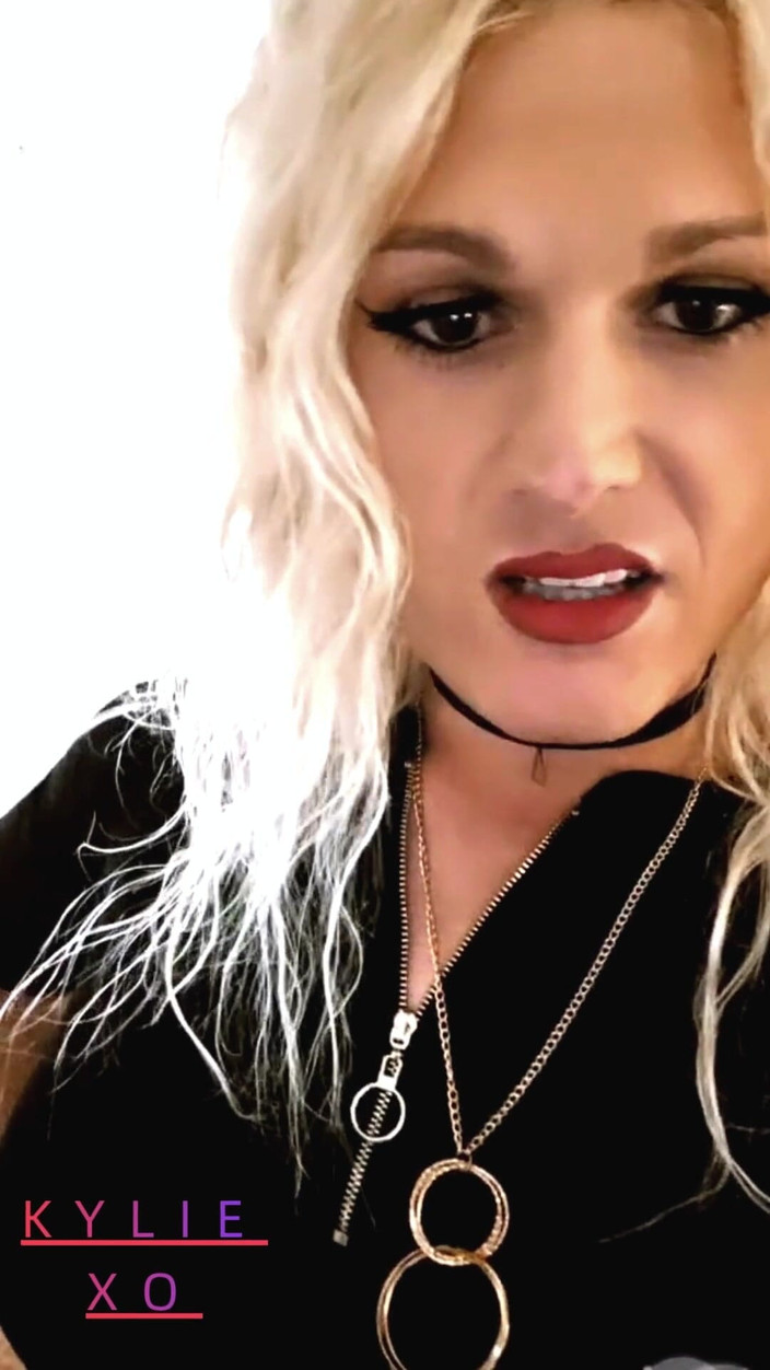 Darkfetish2k: Ela está fumando esperando seu pau