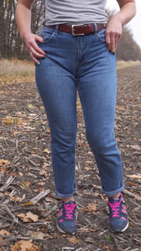 MILF neckt ihren großen cameltoe in Blue jeans im freien