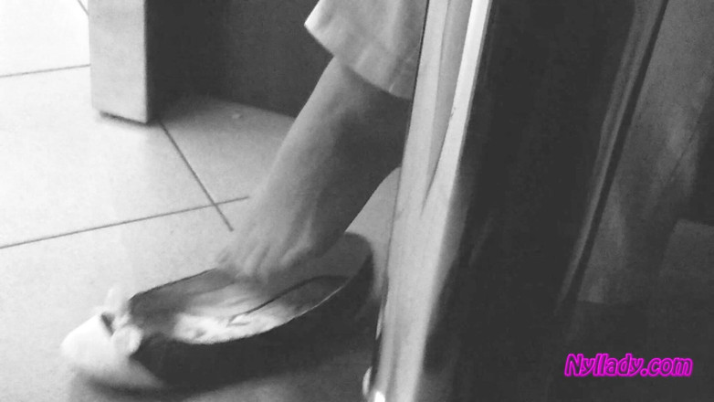 Nyllady: Nyllady Dangling in a Pizzeria