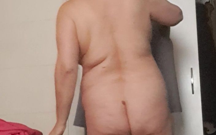 Mommy big hairy pussy: Milf begint de dag