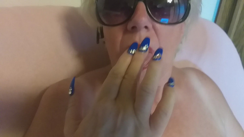 PureVicky66: Sexy dáma to roztáhne dvěma dildy