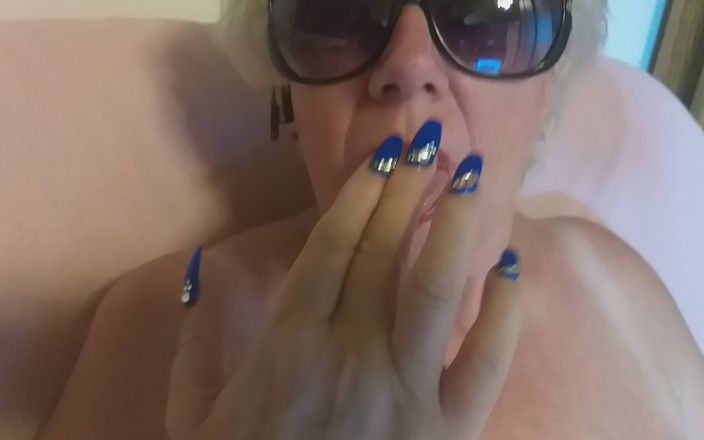 PureVicky66: Hete dame gaat op met twee dildo's