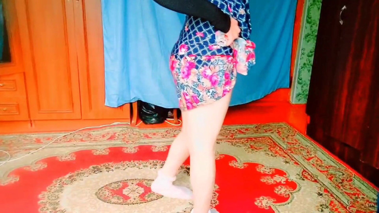 Kitty_Cross: Xinh đẹp trong màu hồng, bẩn thỉu trong suy nghĩ