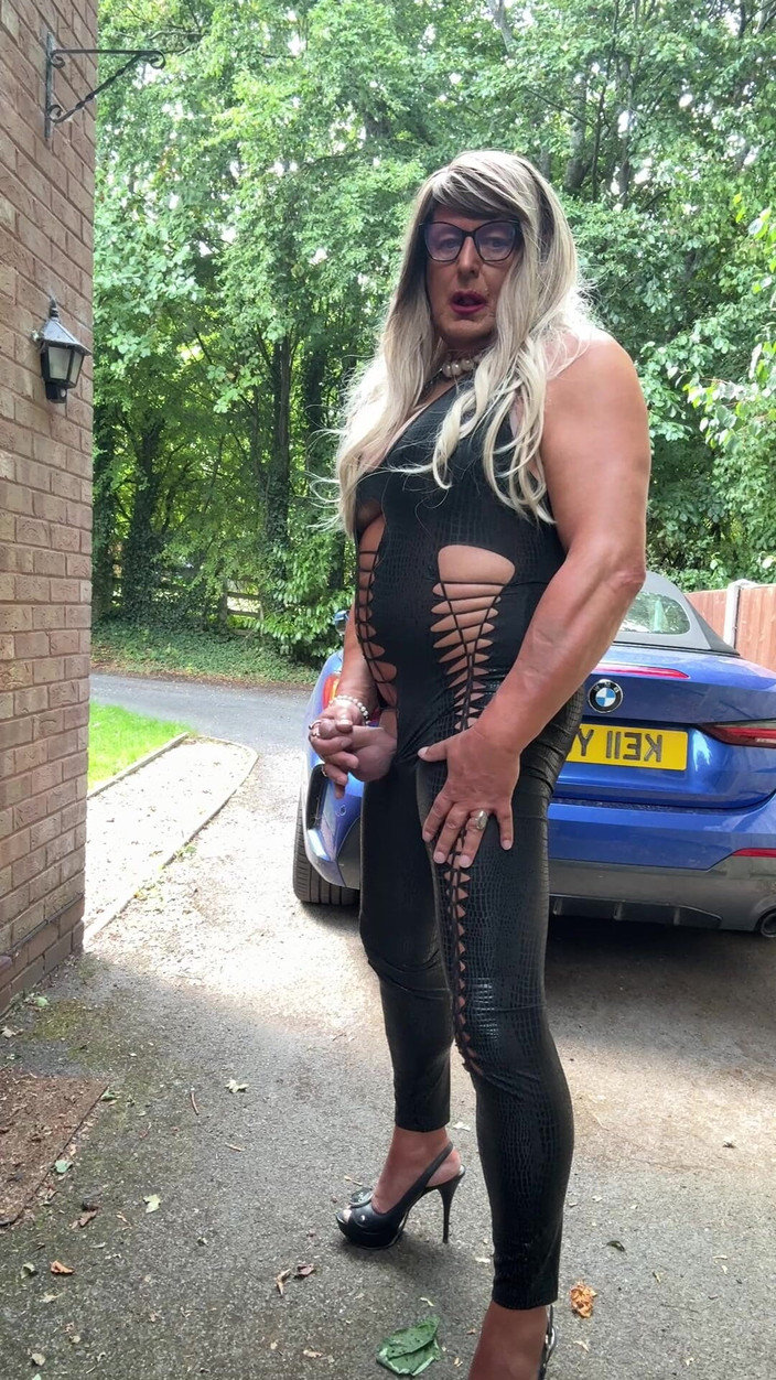 Kellycd2022: La sexy travestita kellycd2022 in tuta e tacchi in pvc...